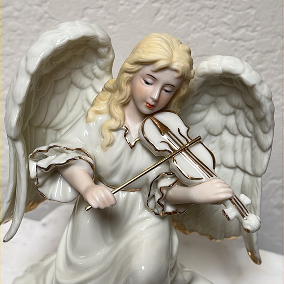 NIB Porcelain Angel Musical - Picture 3 of 16